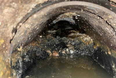 Leipzig_Kanalsanierung_Sedimente_im_Kanal Rohr verstopft durch Sedimente